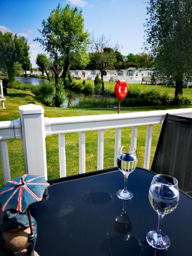 Lake Escape - Hoburne Cotswolds South Cerney Exterior foto